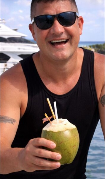 Sunt un barbat de 48 de ani, din Bucuresti, divortat, singur,