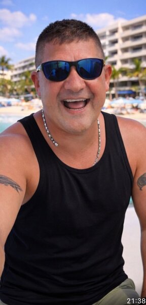 Sunt un barbat de 48 de ani, din Bucuresti, divortat, singur,