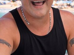 Sunt un barbat de 48 de ani, din Bucuresti, divortat, singur